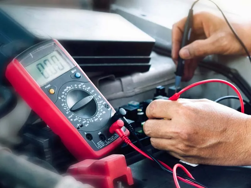 Auto elektriskās sistēmas pārbaude ar mērierīci