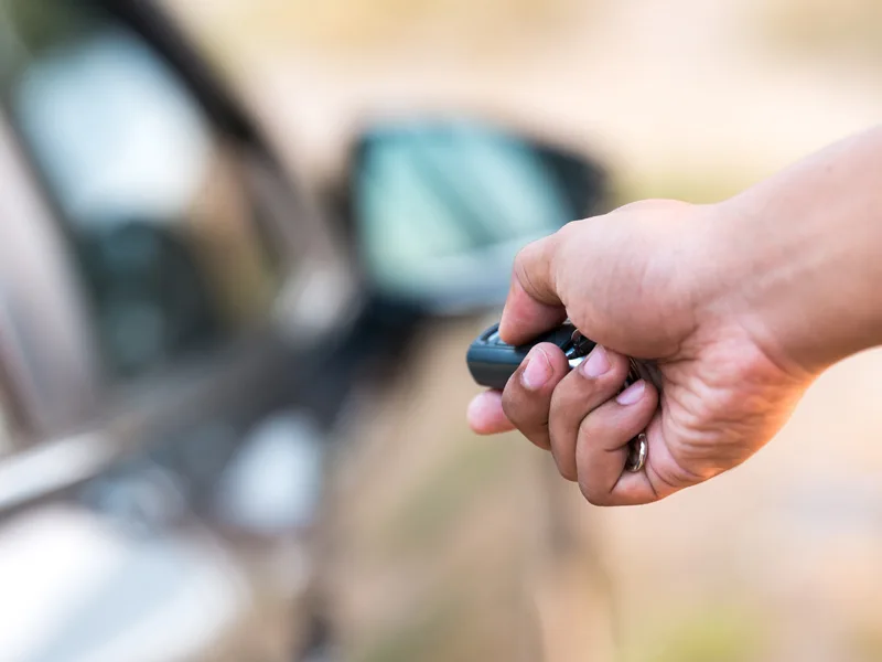 Auto drošības sistēmas tālvadības pults pie automašīnas