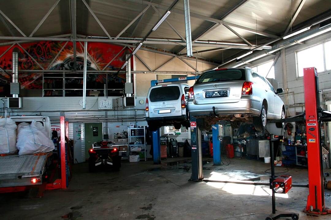 Automašīnas uz pacēlājiem ARDS autoservisa darbnīcā