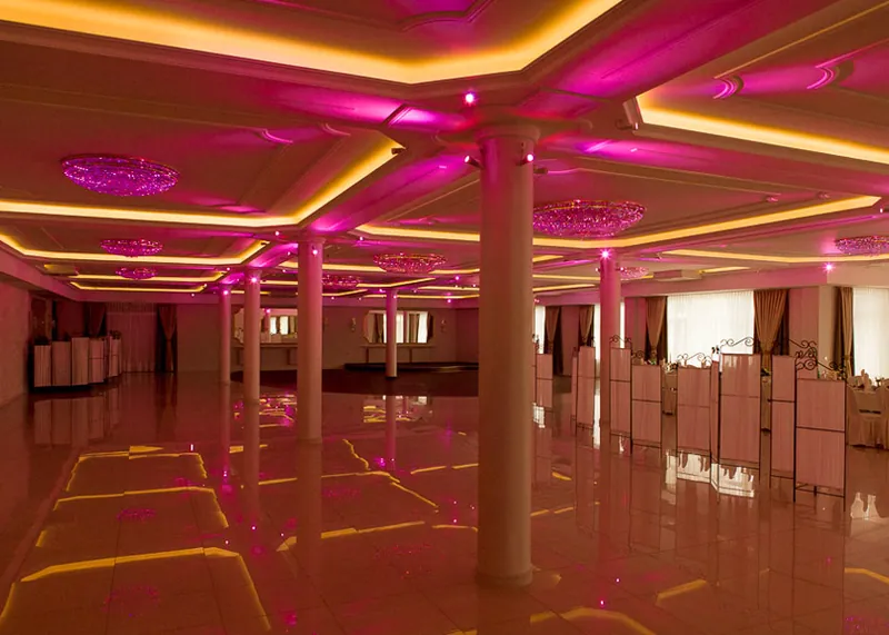 Sala oświetlona kolorowym światłem LED RGB