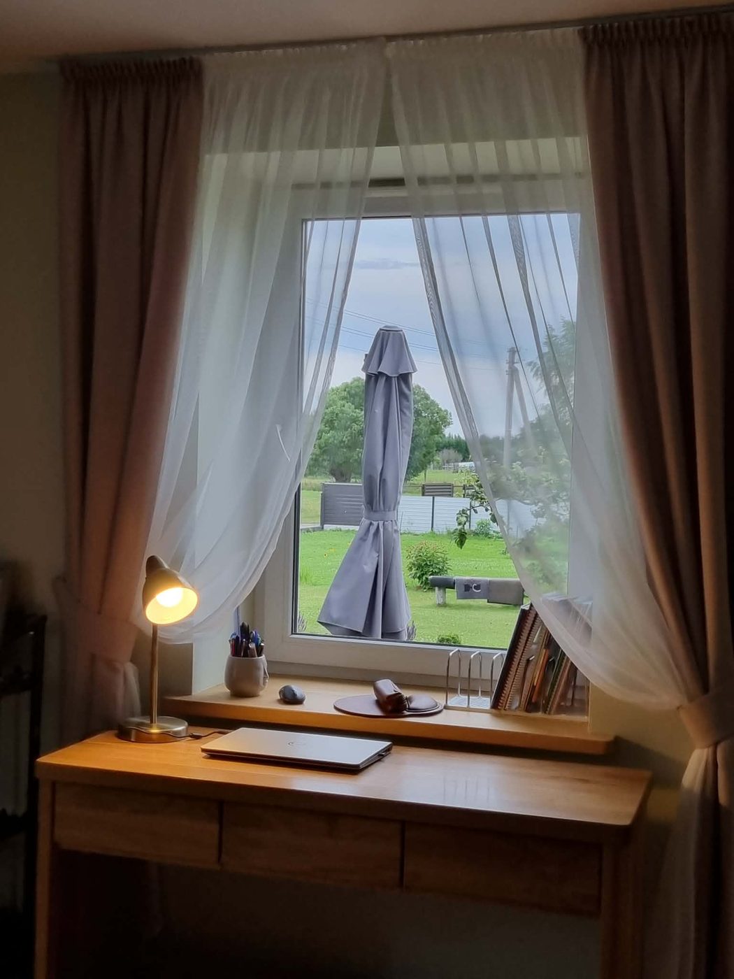 Užuolaidos ir tiulis darbo kambaryje