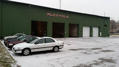 Plovyklos pastatas su užrašu PLOVYKLA ir stovėjimo aikštele