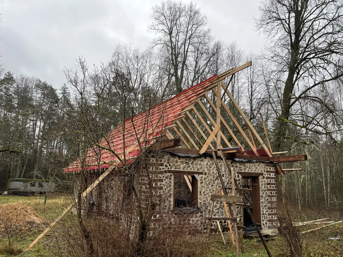 Dengiamas stogas: pusė šlaito jau su raudona danga