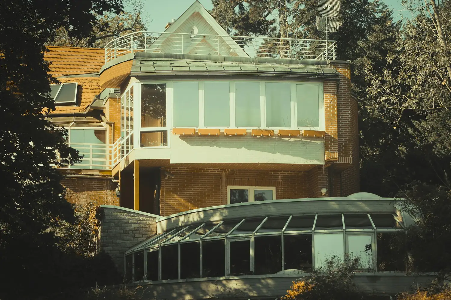 Wohnhaus mit großen Fensterflächen und Wintergarten