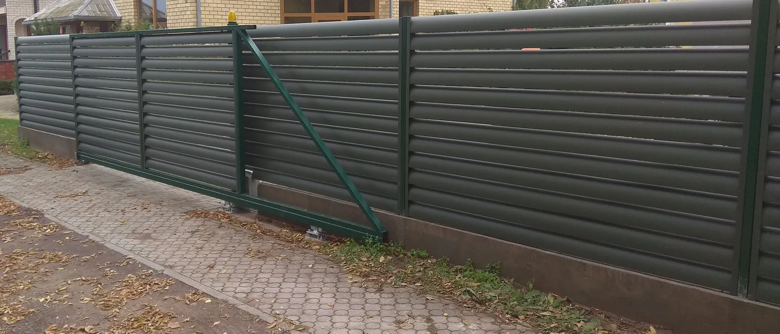 Metalinė žaliuzinė tvora