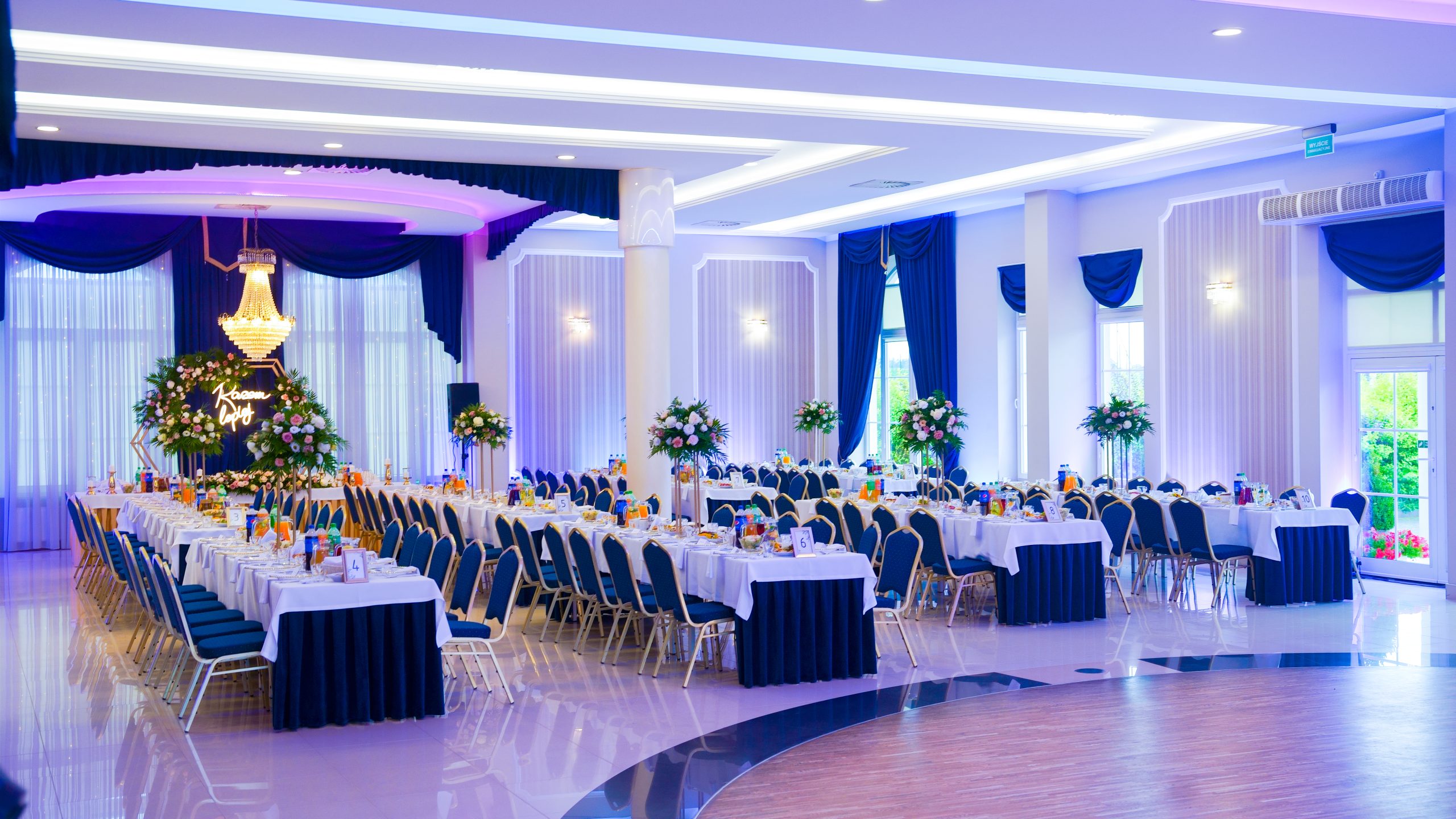Sala balowa nakryta do przyjęcia — szeroki plan