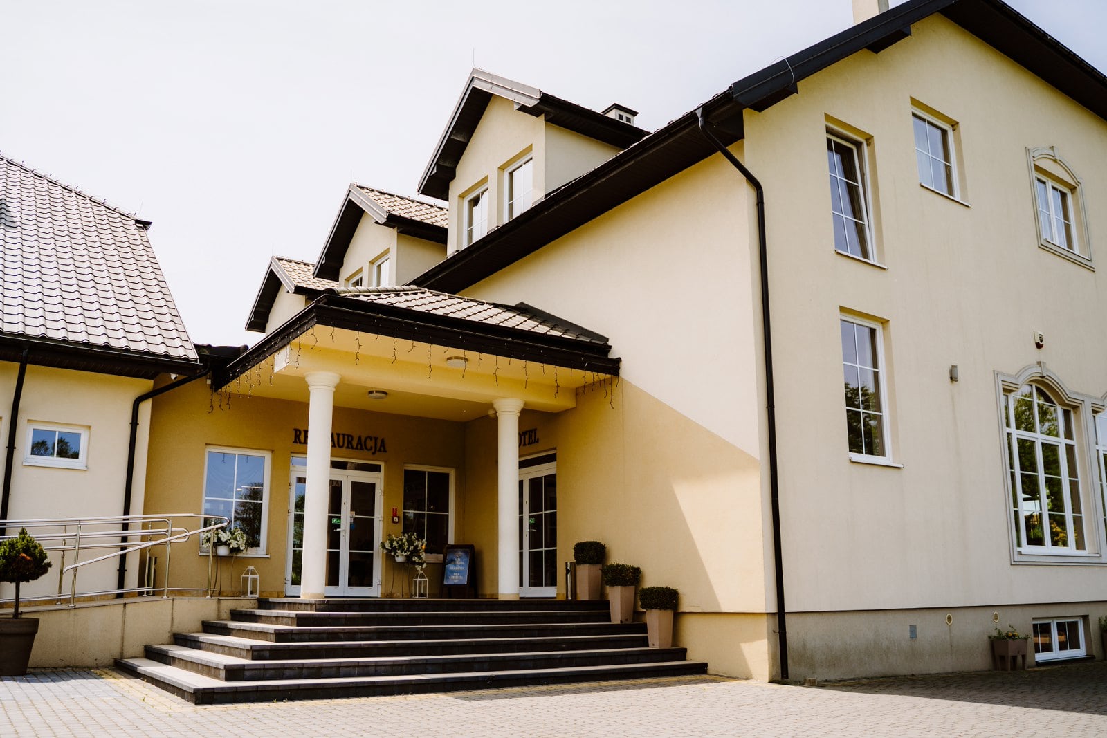 Wejście do restauracji i hotelu z kolumnami