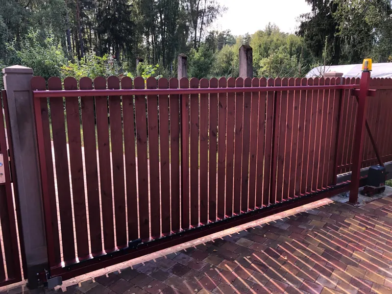 Bordo bīdāmie vārti no štaketa ar noapaļotu augšu, piedziņu un signāllampu