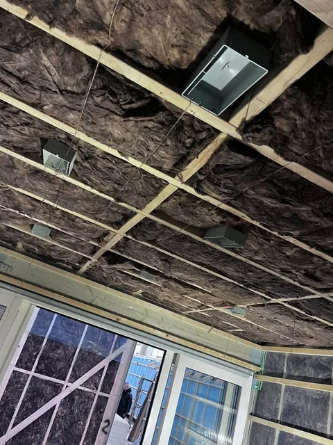 Montavimo dėžutės ir kabeliai tarp lubų sijų