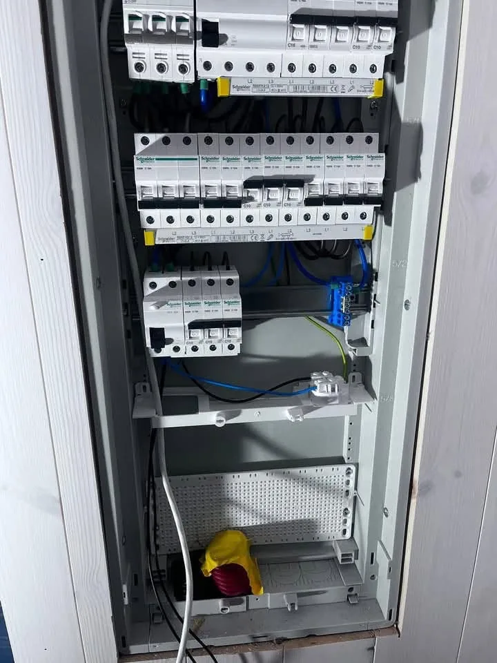 Surinktas elektros skydas: automatiniai jungikliai ir nuotėkio relės ant DIN bėgelių